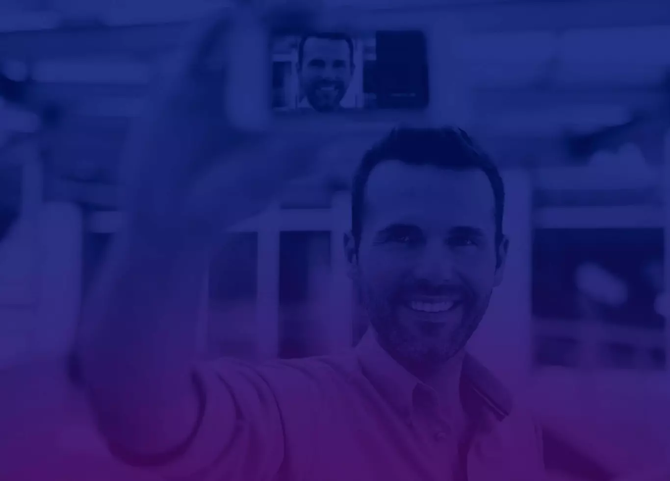 Homem fazendo reconhecimento facial no celular